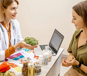 holistic nutritionist with student