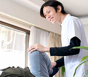 naturopathic practitioner working on patient knee