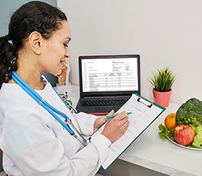 nutritionist documents diet plan for patient