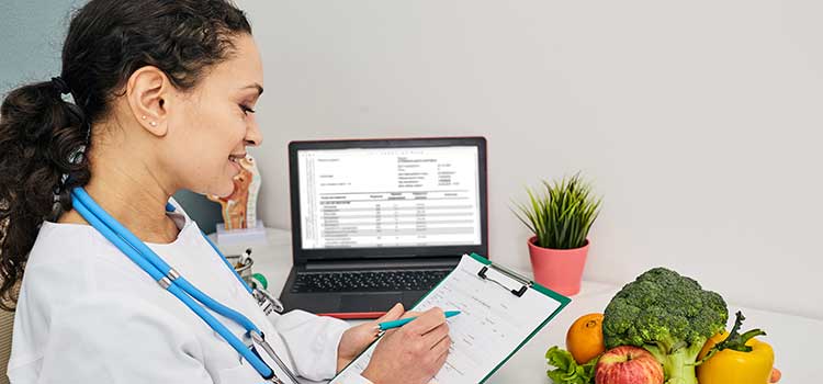 clinical nutritionist documents diet plan for patient